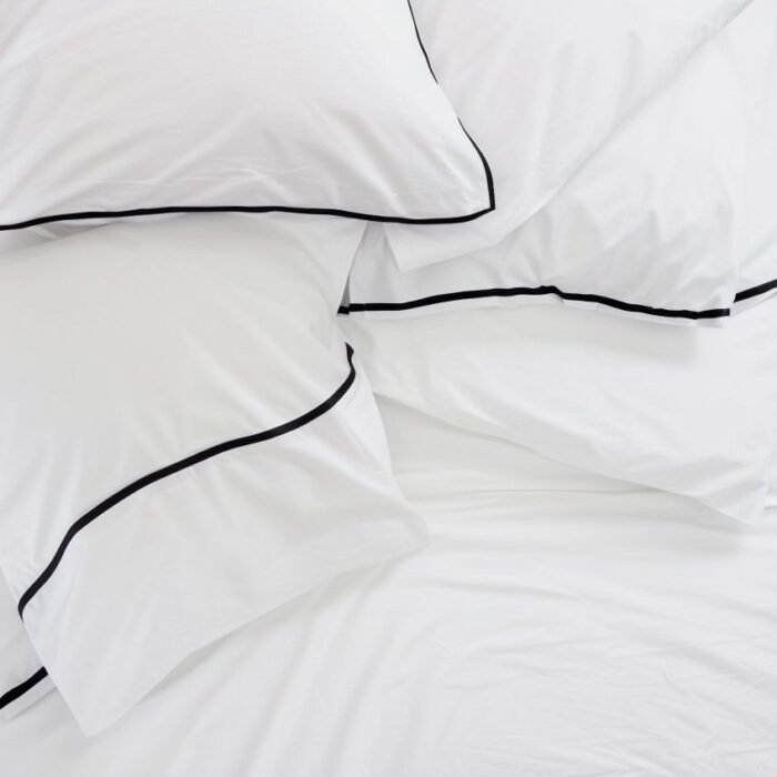 Prześcieradło lniane z lamówką – białe i granatowe